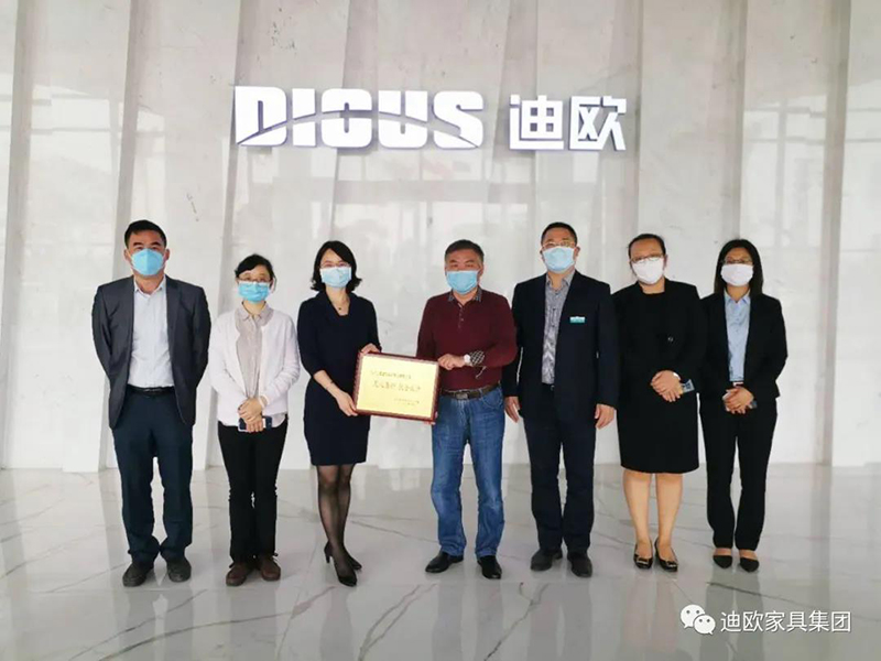 江门市江海区卫生健康局局长唐春女士、副局长杨家慧女士一行为广东羞羞视频无遮挡家具实业有限公司颁发捐款证书
